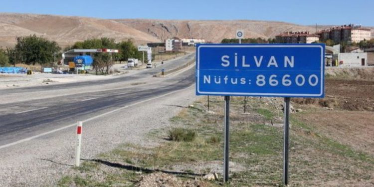 Li gelek gundên Farqînê derketina derve hat qedexekirin