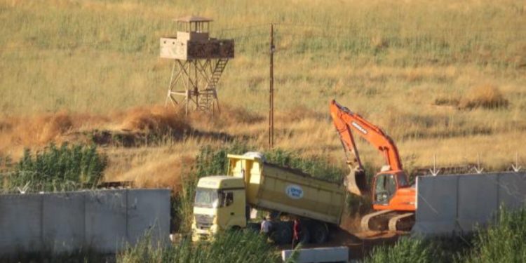 Artêşa Tirk a dagirker li sînorê Girê Spî xendekan dikole