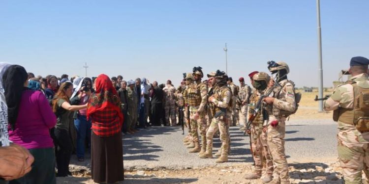 Leşker dagirker ên Iraqî rê neda şêniyên Mexmûrê