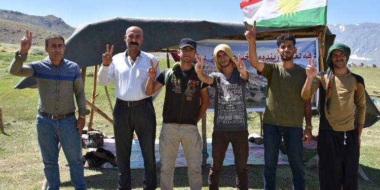 Çalakiyên Mertalên Zindî: Pêşmergeyên Dêrîn çûn serdana çalakvanên Bradostê