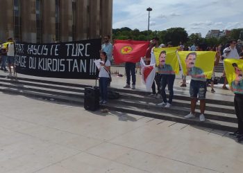 Ciwanên Kurd li Parîsê dagirkeriya Tirk protesto kirin