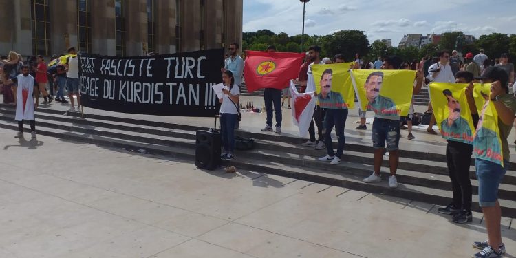 Ciwanên Kurd li Parîsê dagirkeriya Tirk protesto kirin