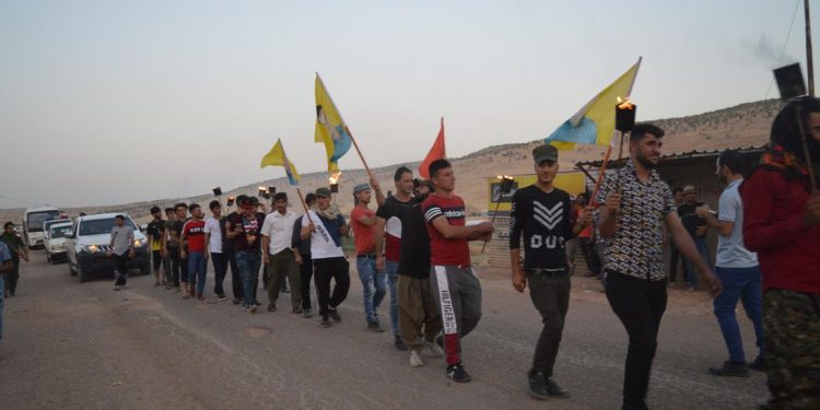 Ciwanên Şengalê li dijî êrîşên dagirkeriya Tirk meşiyan