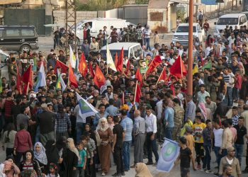 Ciwanên Girê Spî li dijî gefên dewleta Tirk a dagirker meşiyan