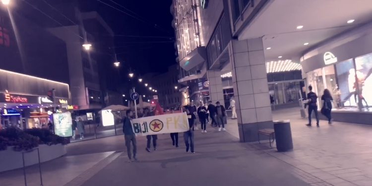 Ciwanên Saarbruckenê bi meşekê 15’ê Tebaxê pîroz kirin