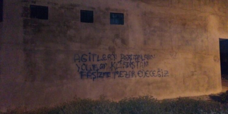 Yekîneya Tolhildanê ji bo 15’ê Tebaxê li ser dîwaran dirûşmeyan nivîsandin