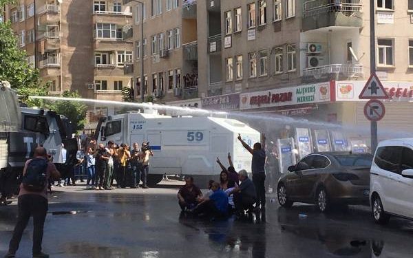 Li Amedê polîsên dagirker ên Tirk êrîş dikin, gel li ber xwe dide