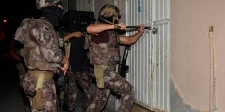 Polîsên tirk ên faşîst li Izmîr û Mûglayê 15 kes destgîr kirin