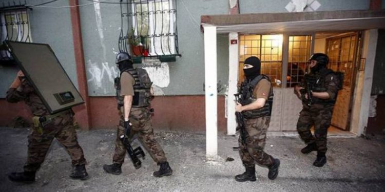 Terora polîsên Tirk ên dagirker didome: 2 kes hatin destgîrkirin