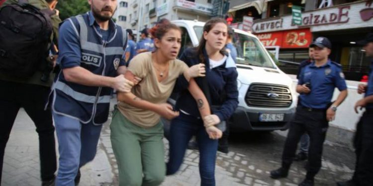 Li Enqerê polîsên dagirker ên Tirk êrîşî çalakiya protestoyê kir, 9 kes destgîrkirin