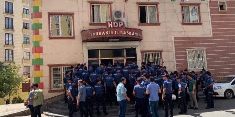 Polîsên dagirker ên Tirk Avahiya HDP’ê ya Amedê dorpêçkirin