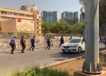 Li pêşiya şaredariya Amedê polîsên dagirker ên Tirk êrîşî gel kir