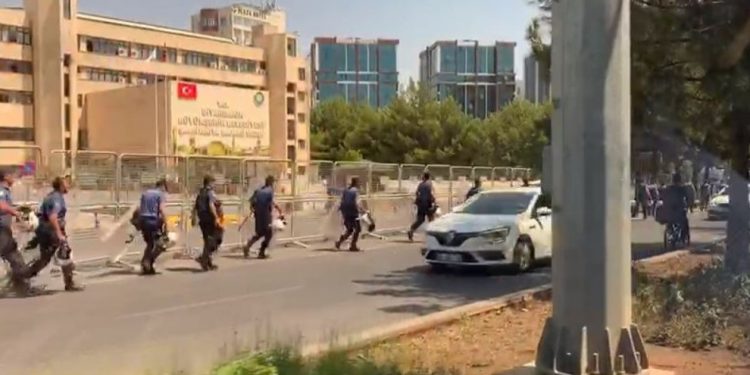 Li pêşiya şaredariya Amedê polîsên dagirker ên Tirk êrîşî gel kir