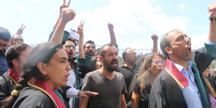 Li Stenbolê êrîş birin ser parêzer û wekîlan