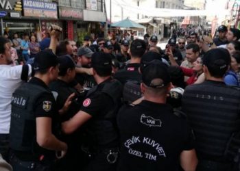 Polîsên dagirker ên Tirk meşa li Wanê asteng kirin