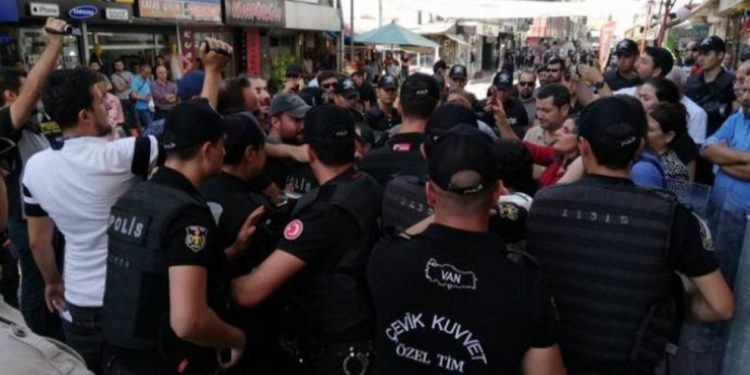 Polîsên dagirker ên Tirk meşa li Wanê asteng kirin