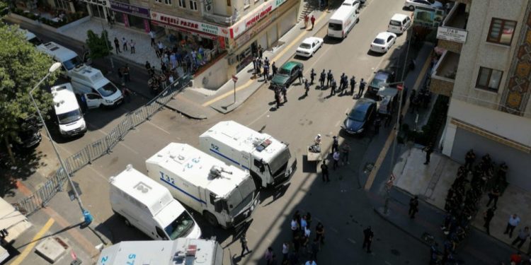 Berxwedaniya gelê Amedê didome!