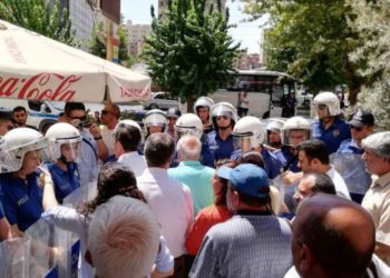 Polîsên Tirk ên dagirker li Mêrdînê êrîşî xwepêşandêran kirin