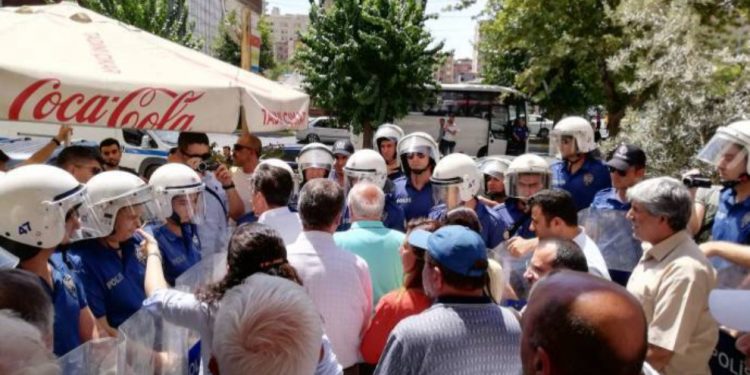 Polîsên Tirk ên dagirker li Mêrdînê êrîşî xwepêşandêran kirin