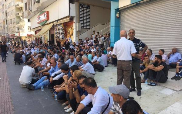 Berxwedaniya gelê Amedê di roja 5’emîn de dewam dike