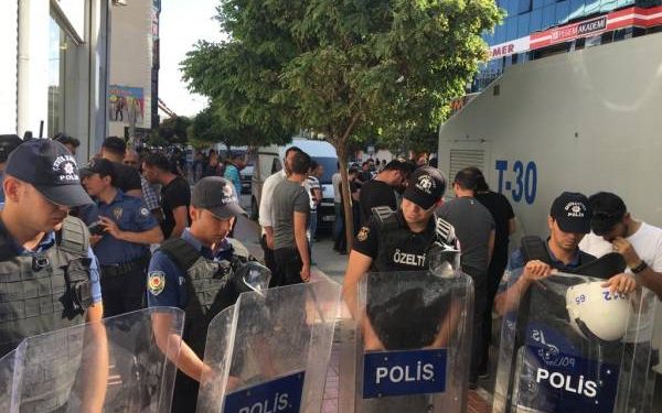 Li Wanê polîsên dagirker êrîşî Gel û wekîlên HDP’yî kirin