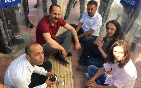 Li Wanê polîsên dagirker êrîşî Gel û wekîlên HDP’yî kirin