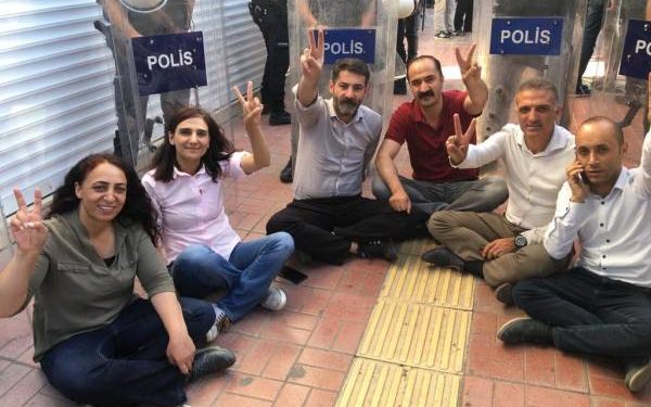 Li Wanê polîsên dagirker êrîşî Gel û wekîlên HDP’yî kirin