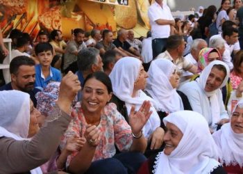 Berxwedaniya li Amedê bi stranên berxwedanê dest pê kir