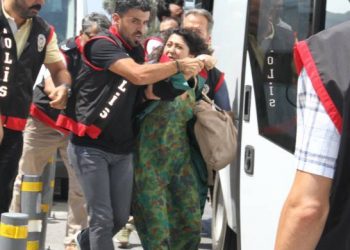 Li Îzmirê polîsên dagirker ên Tirk êrîşî parêzeran kirin û gelek kes binçav kirin