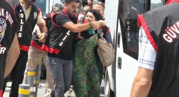 Li Îzmirê polîsên dagirker ên Tirk êrîşî parêzeran kirin û gelek kes binçav kirin