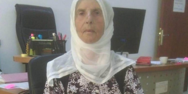 Dayika 70 salî Raîfe Înatçi bi hinceta rakirina pankartê kirin girtîgehê!