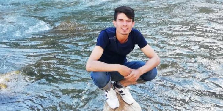 Li Êlihê ciwanek ku ket ava bendavê fetisî