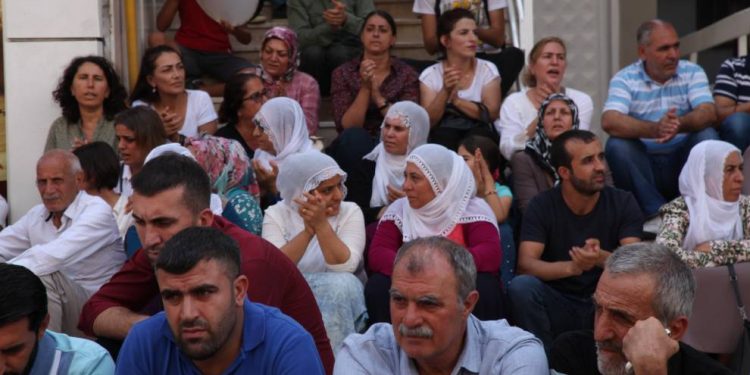 Li Amedê 8’emîn roja çalakiya rûniştinê bi tilîliyan dest pê kir