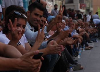 Li Amedê 8’emîn roja çalakiya rûniştinê bi tilîliyan dest pê kir