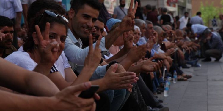 Li Amedê 8’emîn roja çalakiya rûniştinê bi tilîliyan dest pê kir