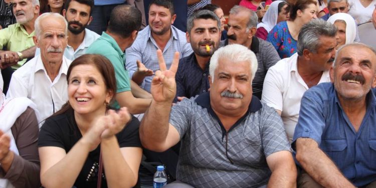 Li Amedê 8’emîn roja çalakiya rûniştinê bi tilîliyan dest pê kir