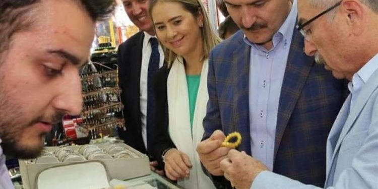 Qeyûmê Mêrdînê malê Şaredariyê diyarî çeteyên Akp’ê dike!