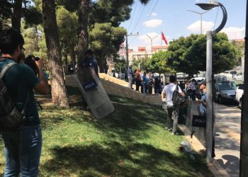 Li Mêrdînê berxwedana li dijî qeyûm: Polîsên dagirker Gel dorpêç kirin û rojnameger dûr xistin