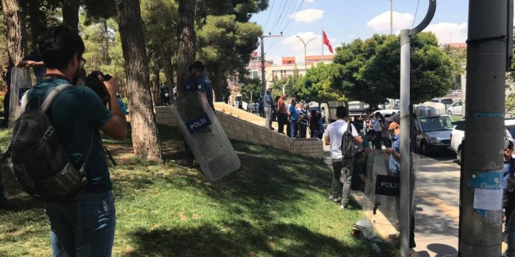 Li Mêrdînê berxwedana li dijî qeyûm: Polîsên dagirker Gel dorpêç kirin û rojnameger dûr xistin