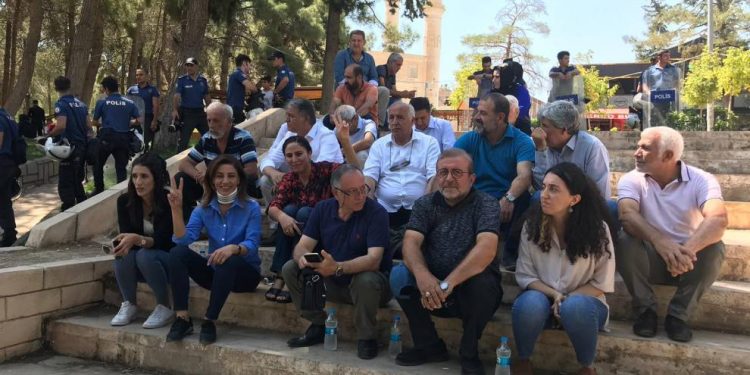 Li Mêrdînê berxwedana li dijî qeyûm: Polîsên dagirker Gel dorpêç kirin û rojnameger dûr xistin