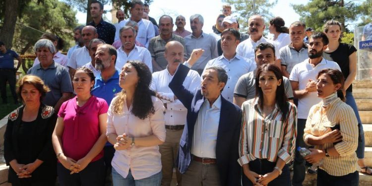 Li Mêrdînê çalakiya rûniştinê û meş: Em ê bêdeng nebin, em natirsin