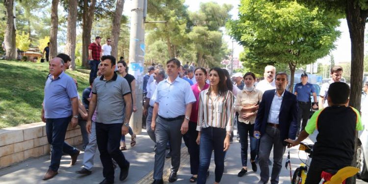 Li Mêrdînê çalakiya rûniştinê û meş: Em ê bêdeng nebin, em natirsin