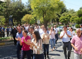 Li Mêrdînê çalakiya rûniştinê û meş: Em ê bêdeng nebin, em natirsin