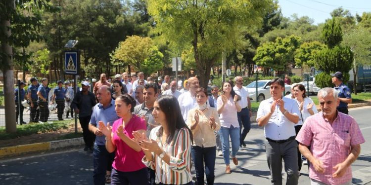 Li Mêrdînê çalakiya rûniştinê û meş: Em ê bêdeng nebin, em natirsin