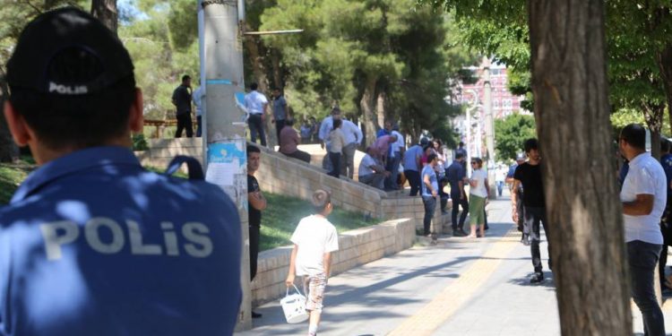 Li Mêrdînê çalakiya rûniştinê û meş: Em ê bêdeng nebin, em natirsin