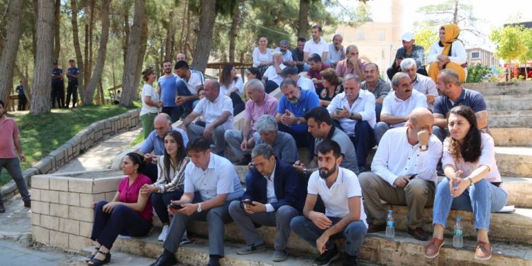 Li Mêrdînê çalakiya rûniştinê û meş: Em ê bêdeng nebin, em natirsin