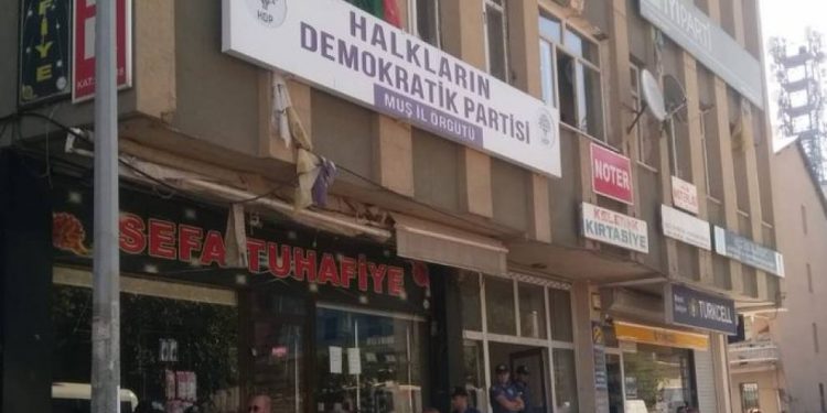 Li Mûşê polîsên dagirker avêtin ser avahiya HDP’ê