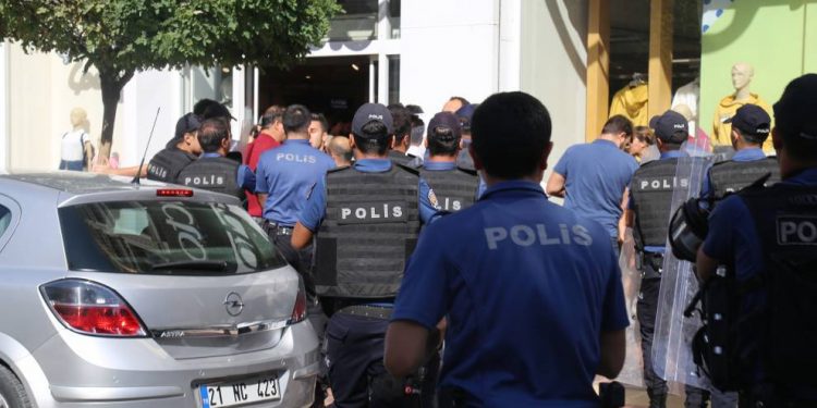 Li Wanê polîsên dagirker êrîşî Gel û wekîlên HDP’yî kirin