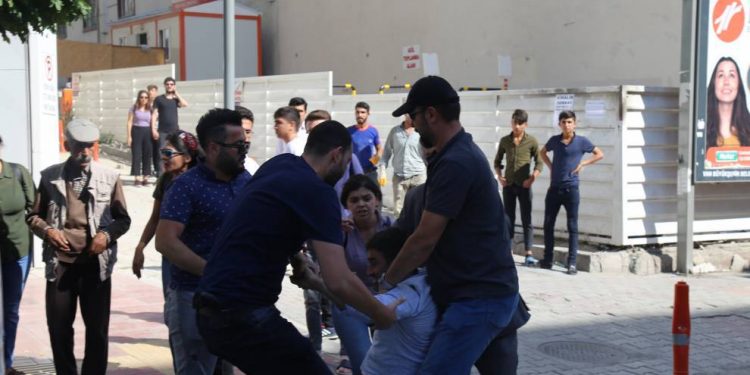 Li Wanê polîsên dagirker êrîşî Gel û wekîlên HDP’yî kirin