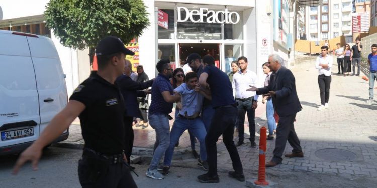 Li Wanê polîsên dagirker êrîşî Gel û wekîlên HDP’yî kirin